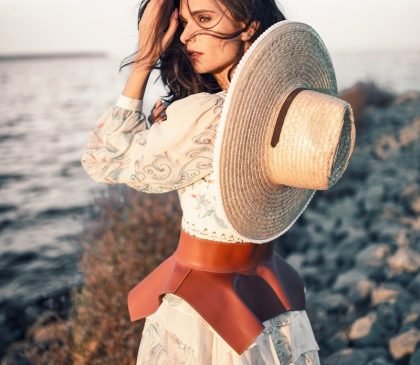 woman wearing brown hat